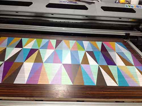Công nghệ in UV KTS siêu bền trên mọi chất liệu như gỗ, đá, decal,...