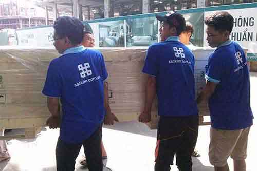 Nhân viên công ty quảng cáo Sắc Kim nhiệt tình trong công việc