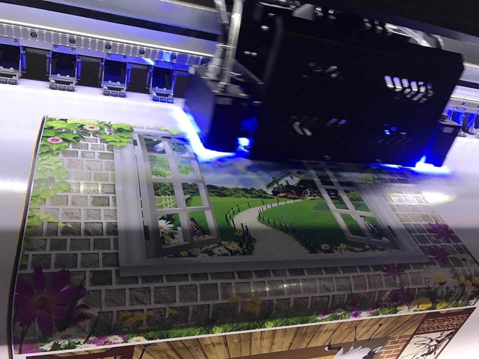Máy in uv cuộn có thể in lên những chất liệu cong