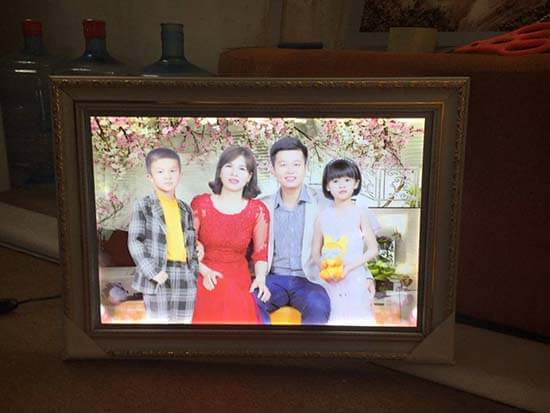 In mica ảnh lắp vào khung gỗ