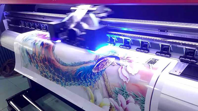 Máy In uv cuộn trên vật liệu decal cuộn