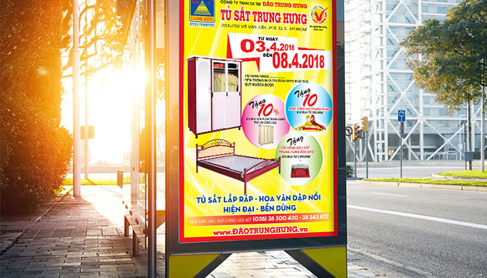 Poster mockup treo ngoài đường phố